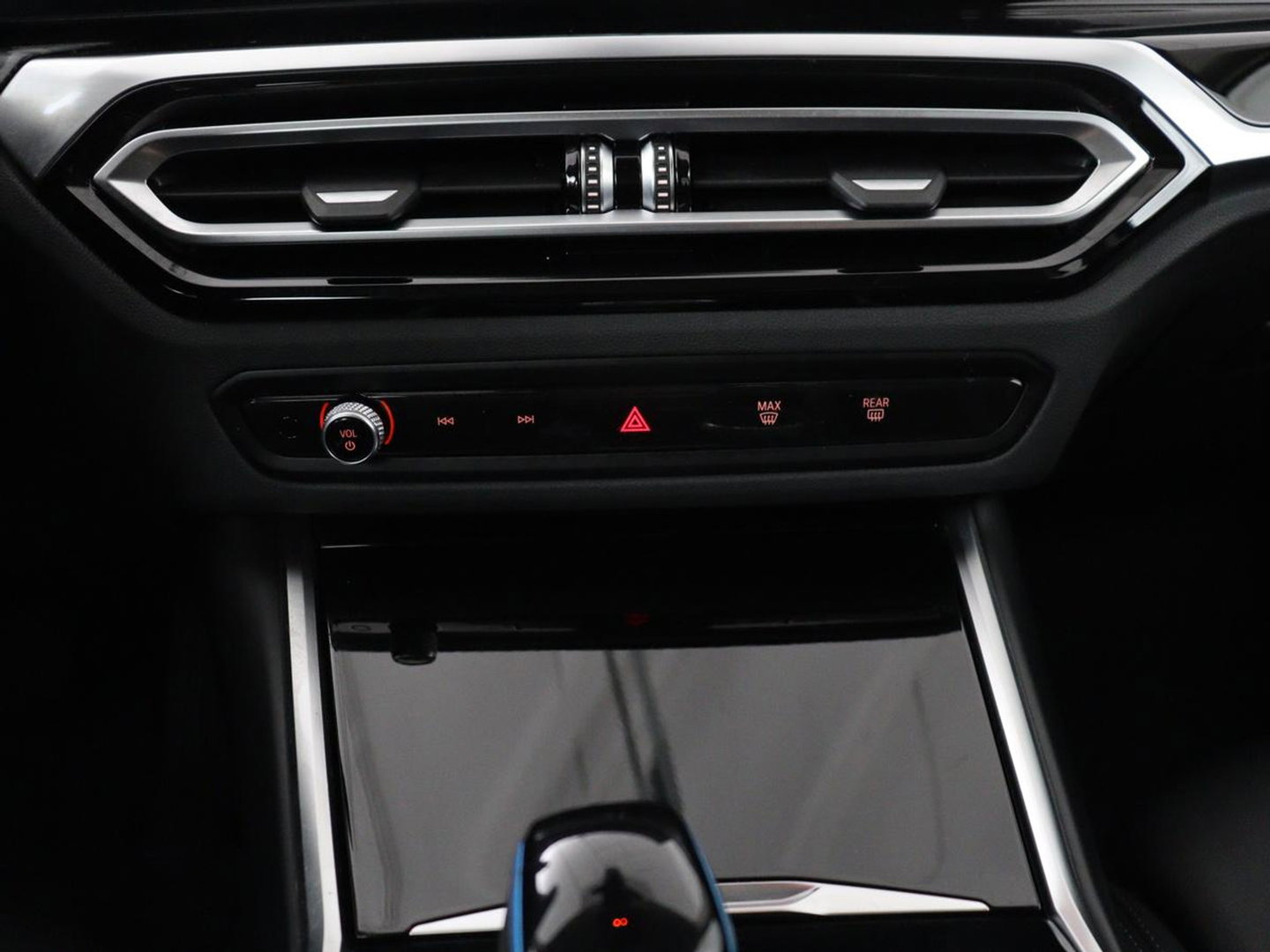 BMW i4 eDrive40 84 kWh | SOH 93,8% | Camera | Adaptive cruise | Climate control | Navigatie | DAB+ | Bluetooth | Stoelverwarming | Carplay