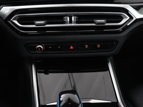 BMW i4 eDrive40 84 kWh | SOH 93,8% | Camera | Adaptive cruise | Climate control | Navigatie | DAB+ | Bluetooth | Stoelverwarming | Carplay