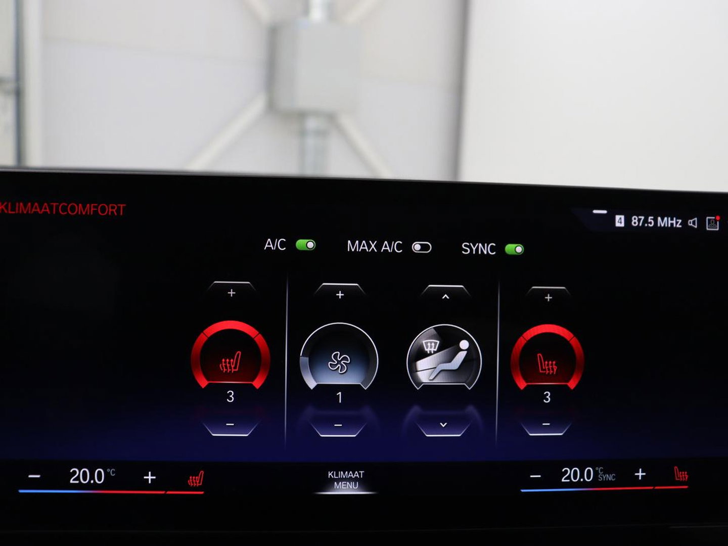BMW i4 eDrive40 84 kWh | SOH 93,8% | Camera | Adaptive cruise | Climate control | Navigatie | DAB+ | Bluetooth | Stoelverwarming | Carplay