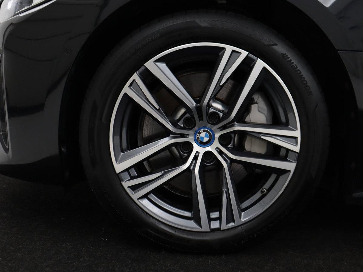 BMW i4 eDrive40 84 kWh | SOH 93,8% | Camera | Adaptive cruise | Climate control | Navigatie | DAB+ | Bluetooth | Stoelverwarming | Carplay