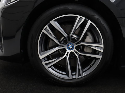 BMW i4 eDrive40 84 kWh | SOH 93,8% | Camera | Adaptive cruise | Climate control | Navigatie | DAB+ | Bluetooth | Stoelverwarming | Carplay