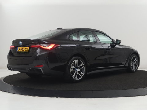 BMW i4 eDrive40 84 kWh | SOH 93,8% | Camera | Adaptive cruise | Climate control | Navigatie | DAB+ | Bluetooth | Stoelverwarming | Carplay