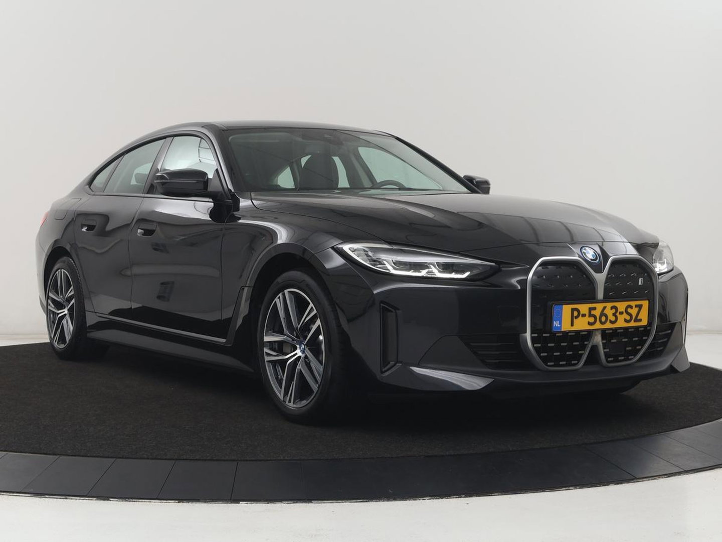 BMW i4 eDrive40 84 kWh | SOH 93,8% | Camera | Adaptive cruise | Climate control | Navigatie | DAB+ | Bluetooth | Stoelverwarming | Carplay