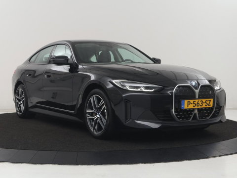 BMW i4 eDrive40 84 kWh | SOH 93,8% | Camera | Adaptive cruise | Climate control | Navigatie | DAB+ | Bluetooth | Stoelverwarming | Carplay
