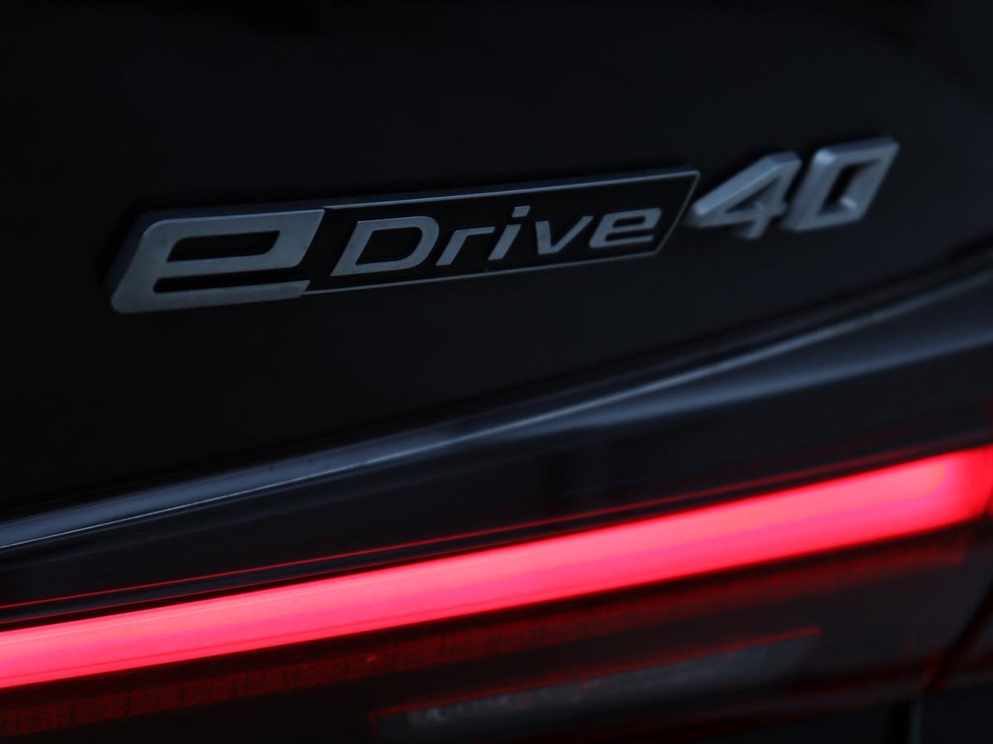BMW i4 eDrive40 84 kWh | SOH 93,8% | Camera | Adaptive cruise | Climate control | Navigatie | DAB+ | Bluetooth | Stoelverwarming | Carplay