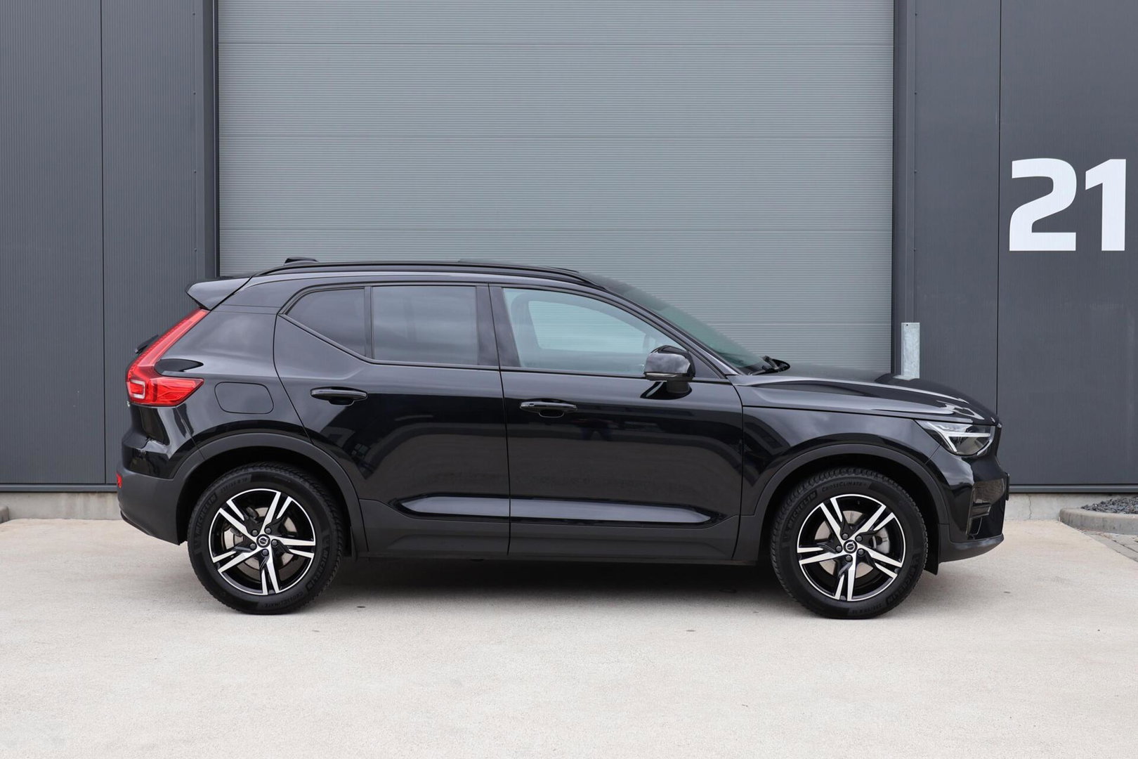 Volvo XC40 2.0 B3 Plus Dark / Panoramadak / Memory Stoelen / Harman Kardon / Keyless-Go / Stuurwielverwarming