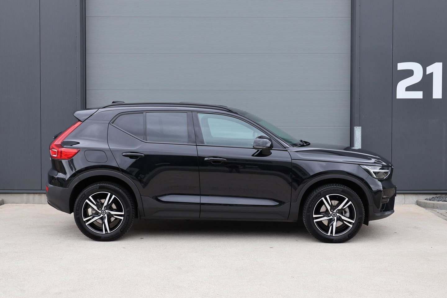 Volvo XC40 2.0 B3 Plus Dark / Panoramadak / Memory Stoelen / Harman Kardon / Keyless-Go / Stuurwielverwarming