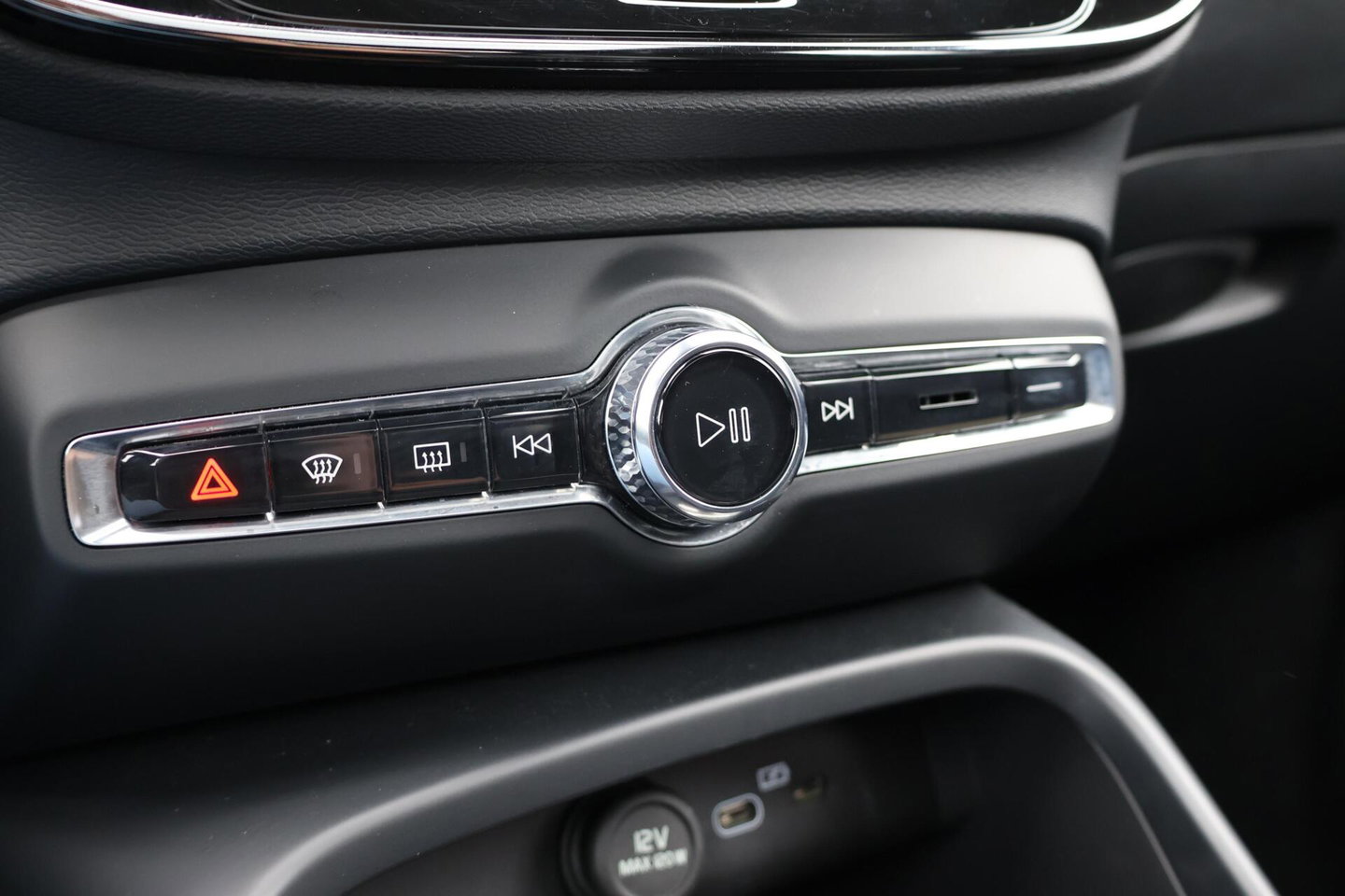 Volvo XC40 2.0 B3 Plus Dark / Panoramadak / Memory Stoelen / Harman Kardon / Keyless-Go / Stuurwielverwarming