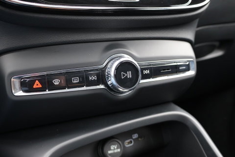 Volvo XC40 2.0 B3 Plus Dark / Panoramadak / Memory Stoelen / Harman Kardon / Keyless-Go / Stuurwielverwarming