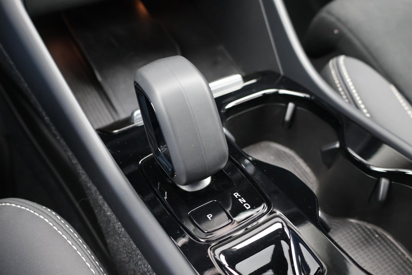 Volvo XC40 2.0 B3 Plus Dark / Panoramadak / Memory Stoelen / Harman Kardon / Keyless-Go / Stuurwielverwarming