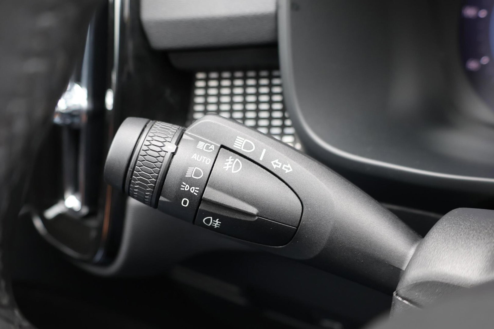 Volvo XC40 2.0 B3 Plus Dark / Panoramadak / Memory Stoelen / Harman Kardon / Keyless-Go / Stuurwielverwarming