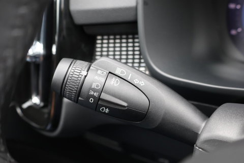 Volvo XC40 2.0 B3 Plus Dark / Panoramadak / Memory Stoelen / Harman Kardon / Keyless-Go / Stuurwielverwarming