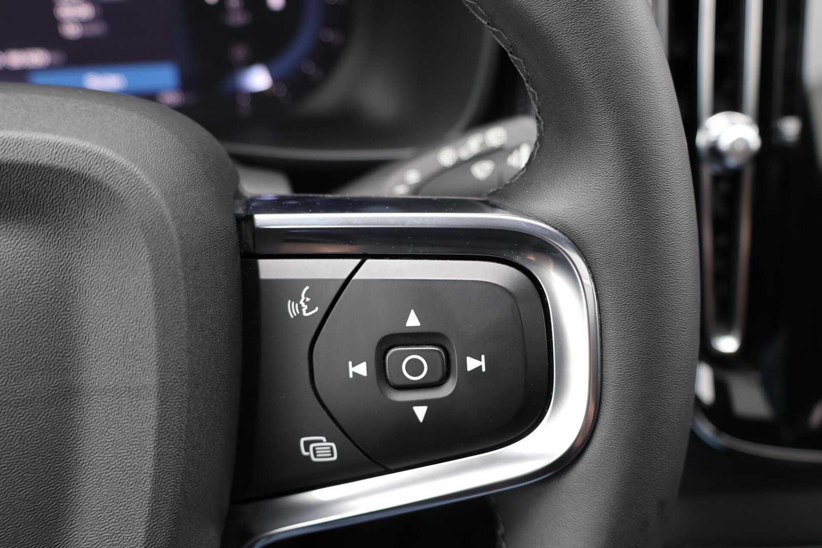 Volvo XC40 2.0 B3 Plus Dark / Panoramadak / Memory Stoelen / Harman Kardon / Keyless-Go / Stuurwielverwarming