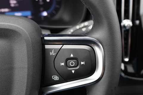 Volvo XC40 2.0 B3 Plus Dark / Panoramadak / Memory Stoelen / Harman Kardon / Keyless-Go / Stuurwielverwarming