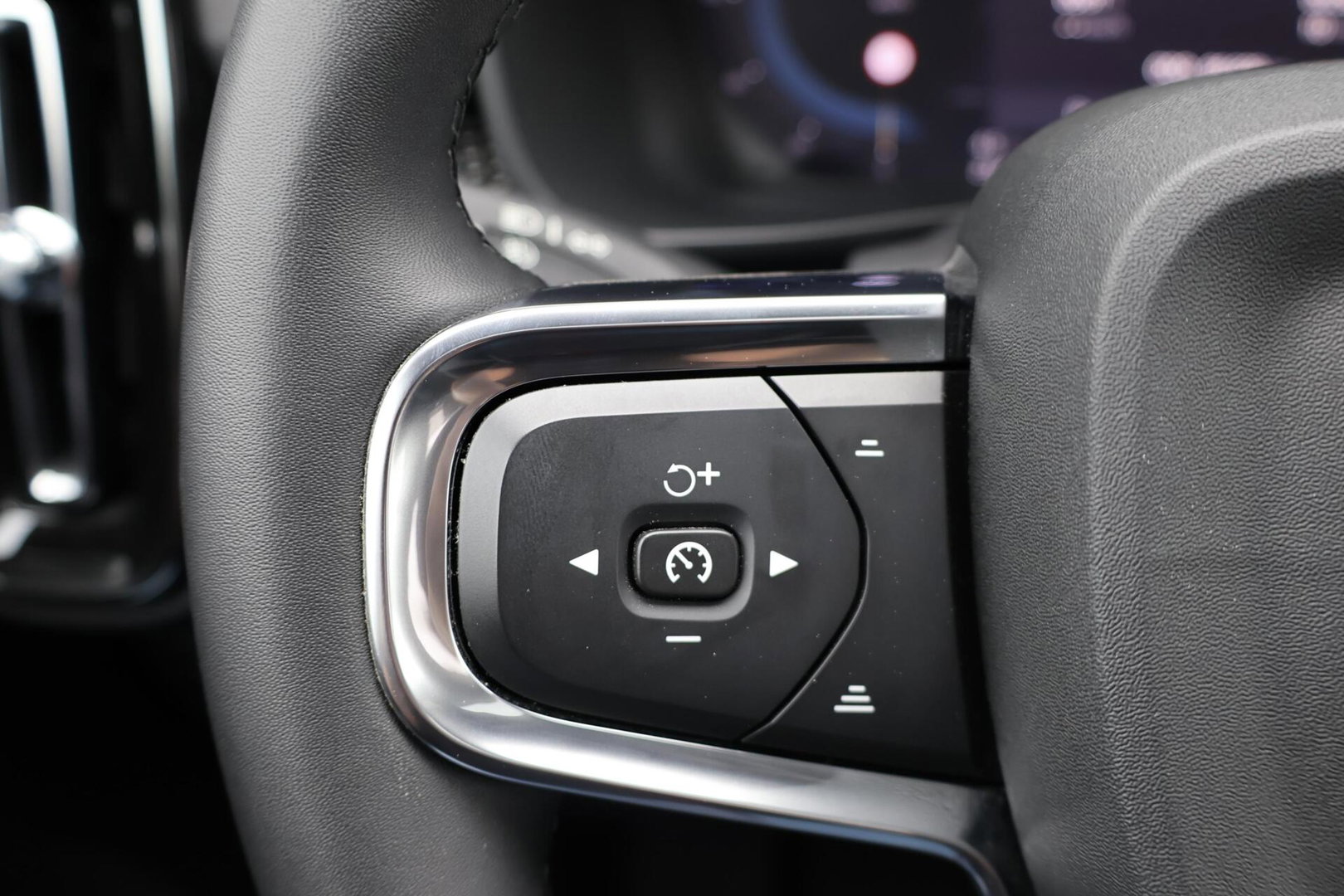 Volvo XC40 2.0 B3 Plus Dark / Panoramadak / Memory Stoelen / Harman Kardon / Keyless-Go / Stuurwielverwarming