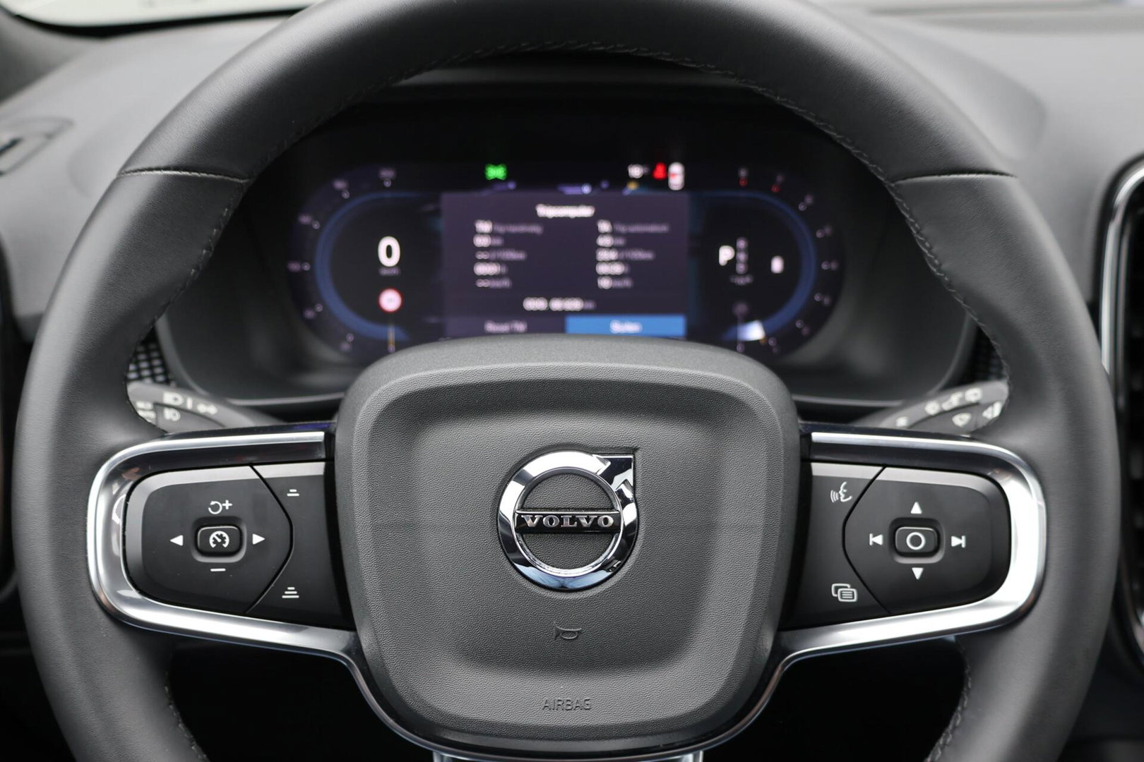 Volvo XC40 2.0 B3 Plus Dark / Panoramadak / Memory Stoelen / Harman Kardon / Keyless-Go / Stuurwielverwarming