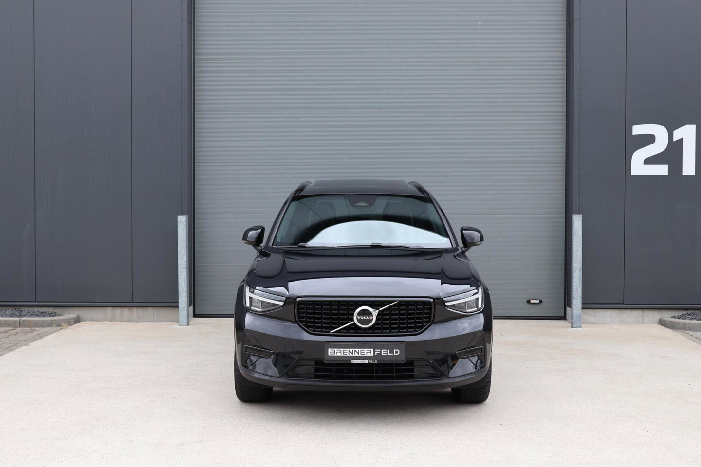 Volvo XC40 2.0 B3 Plus Dark / Panoramadak / Memory Stoelen / Harman Kardon / Keyless-Go / Stuurwielverwarming