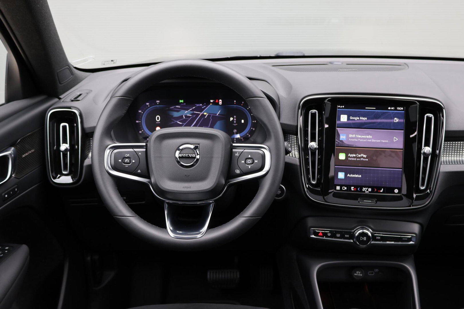 Volvo XC40 2.0 B3 Plus Dark / Panoramadak / Memory Stoelen / Harman Kardon / Keyless-Go / Stuurwielverwarming