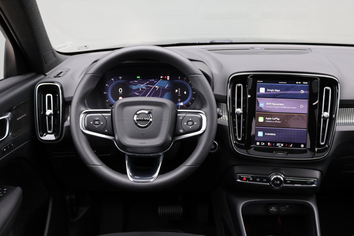 Volvo XC40 2.0 B3 Plus Dark / Panoramadak / Memory Stoelen / Harman Kardon / Keyless-Go / Stuurwielverwarming