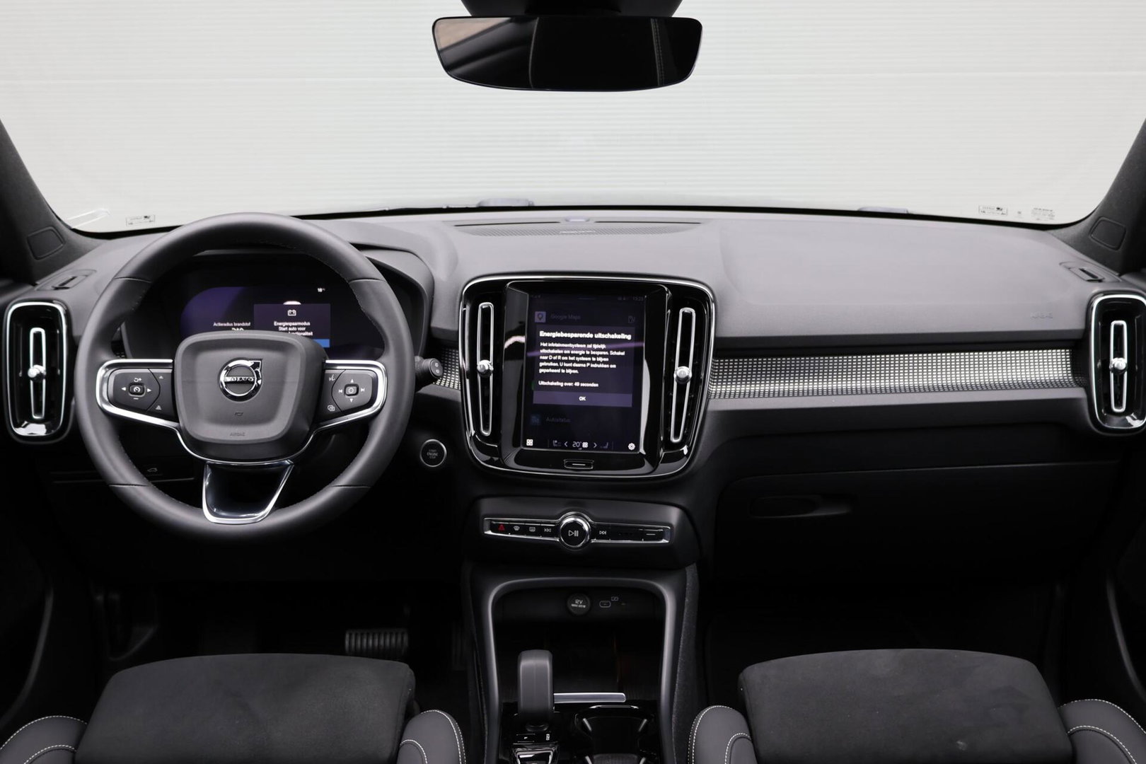Volvo XC40 2.0 B3 Plus Dark / Panoramadak / Memory Stoelen / Harman Kardon / Keyless-Go / Stuurwielverwarming
