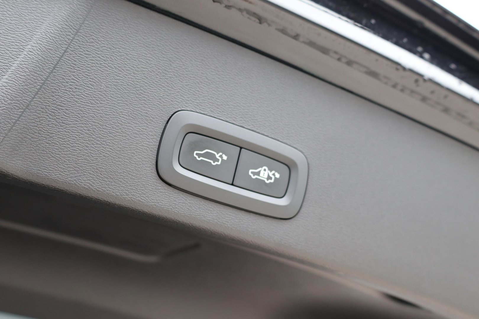 Volvo XC40 2.0 B3 Plus Dark / Panoramadak / Memory Stoelen / Harman Kardon / Keyless-Go / Stuurwielverwarming