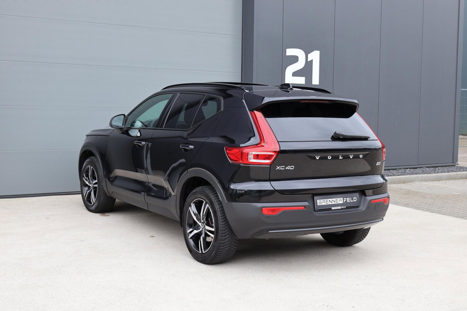 Volvo XC40 2.0 B3 Plus Dark / Panoramadak / Memory Stoelen / Harman Kardon / Keyless-Go / Stuurwielverwarming
