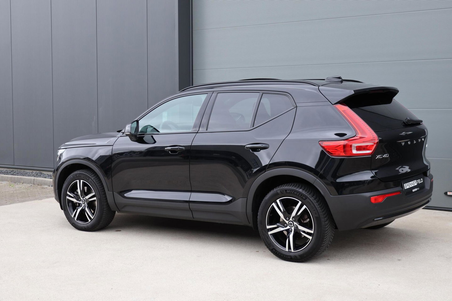 Volvo XC40 2.0 B3 Plus Dark / Panoramadak / Memory Stoelen / Harman Kardon / Keyless-Go / Stuurwielverwarming