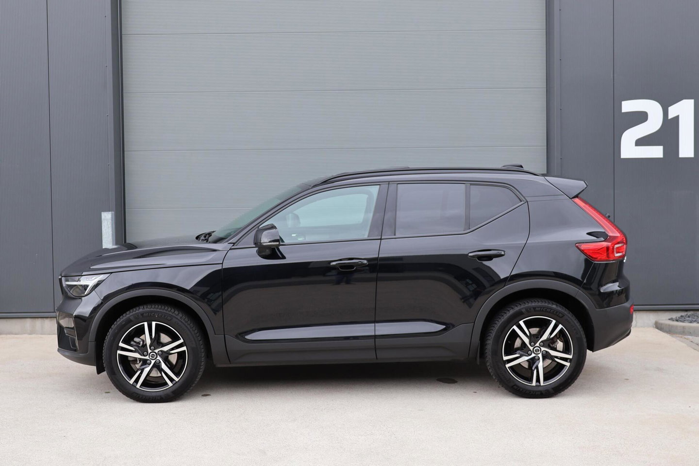 Volvo XC40 2.0 B3 Plus Dark / Panoramadak / Memory Stoelen / Harman Kardon / Keyless-Go / Stuurwielverwarming