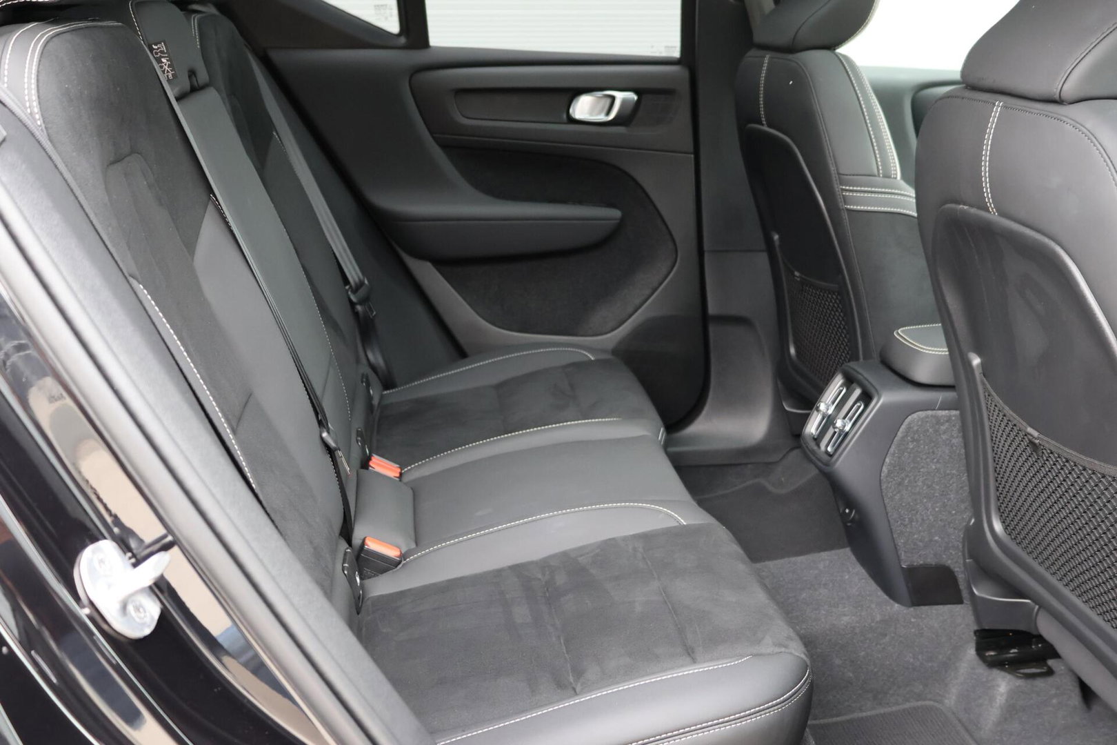 Volvo XC40 2.0 B3 Plus Dark / Panoramadak / Memory Stoelen / Harman Kardon / Keyless-Go / Stuurwielverwarming