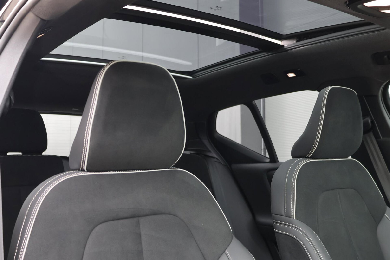 Volvo XC40 2.0 B3 Plus Dark / Panoramadak / Memory Stoelen / Harman Kardon / Keyless-Go / Stuurwielverwarming