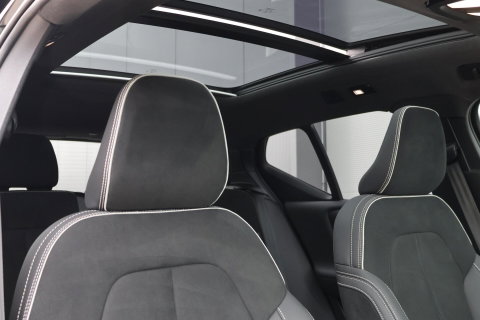 Volvo XC40 2.0 B3 Plus Dark / Panoramadak / Memory Stoelen / Harman Kardon / Keyless-Go / Stuurwielverwarming