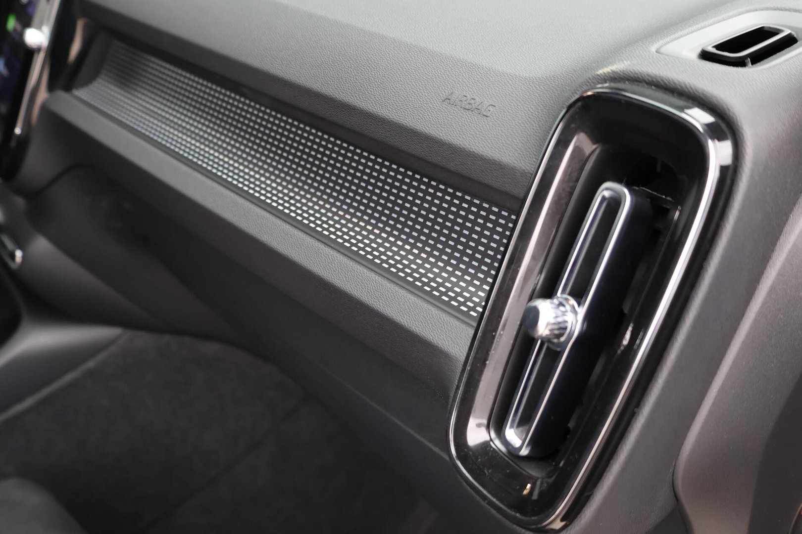 Volvo XC40 2.0 B3 Plus Dark / Panoramadak / Memory Stoelen / Harman Kardon / Keyless-Go / Stuurwielverwarming