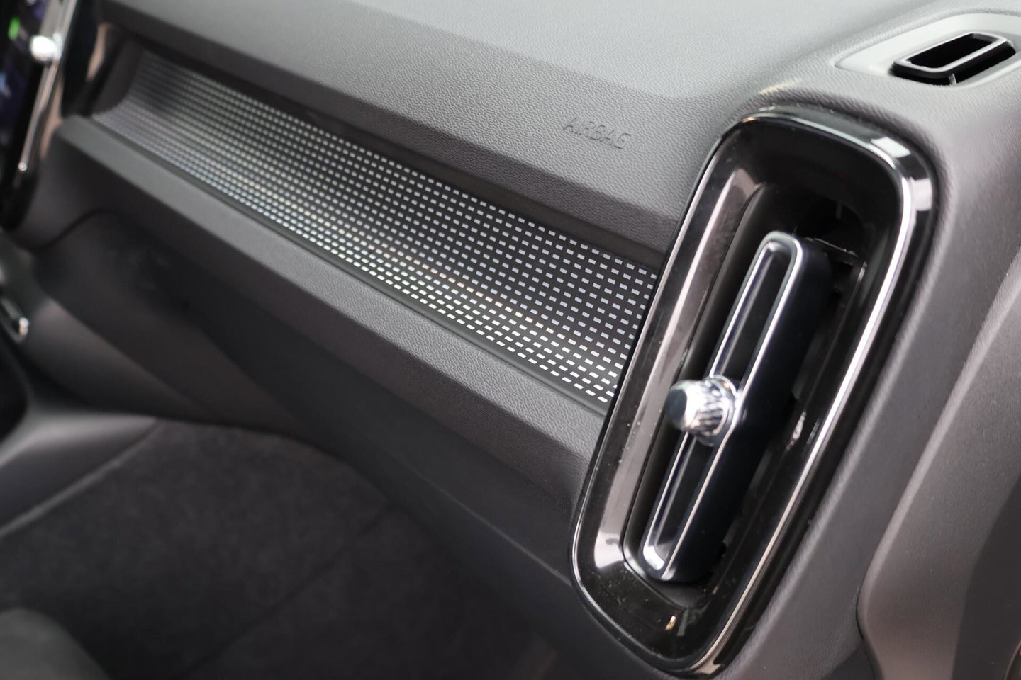 Volvo XC40 2.0 B3 Plus Dark / Panoramadak / Memory Stoelen / Harman Kardon / Keyless-Go / Stuurwielverwarming