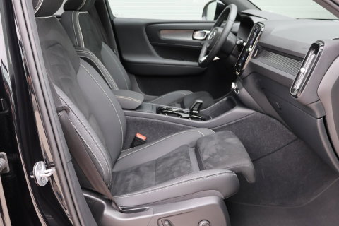 Volvo XC40 2.0 B3 Plus Dark / Panoramadak / Memory Stoelen / Harman Kardon / Keyless-Go / Stuurwielverwarming