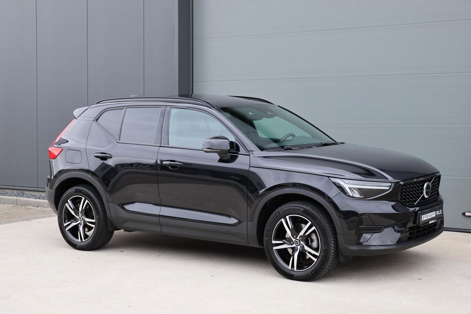 Volvo XC40 2.0 B3 Plus Dark / Panoramadak / Memory Stoelen / Harman Kardon / Keyless-Go / Stuurwielverwarming