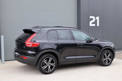 Volvo XC40 2.0 B3 Plus Dark / Panoramadak / Memory Stoelen / Harman Kardon / Keyless-Go / Stuurwielverwarming