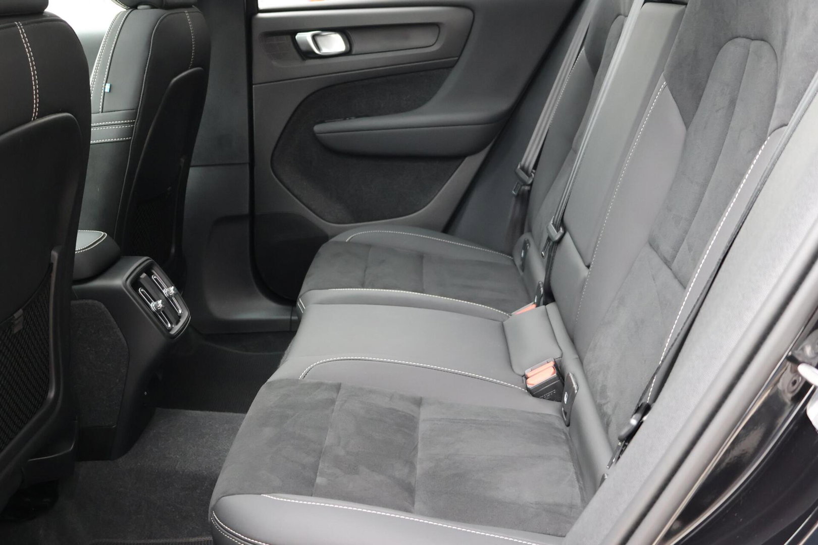 Volvo XC40 2.0 B3 Plus Dark / Panoramadak / Memory Stoelen / Harman Kardon / Keyless-Go / Stuurwielverwarming