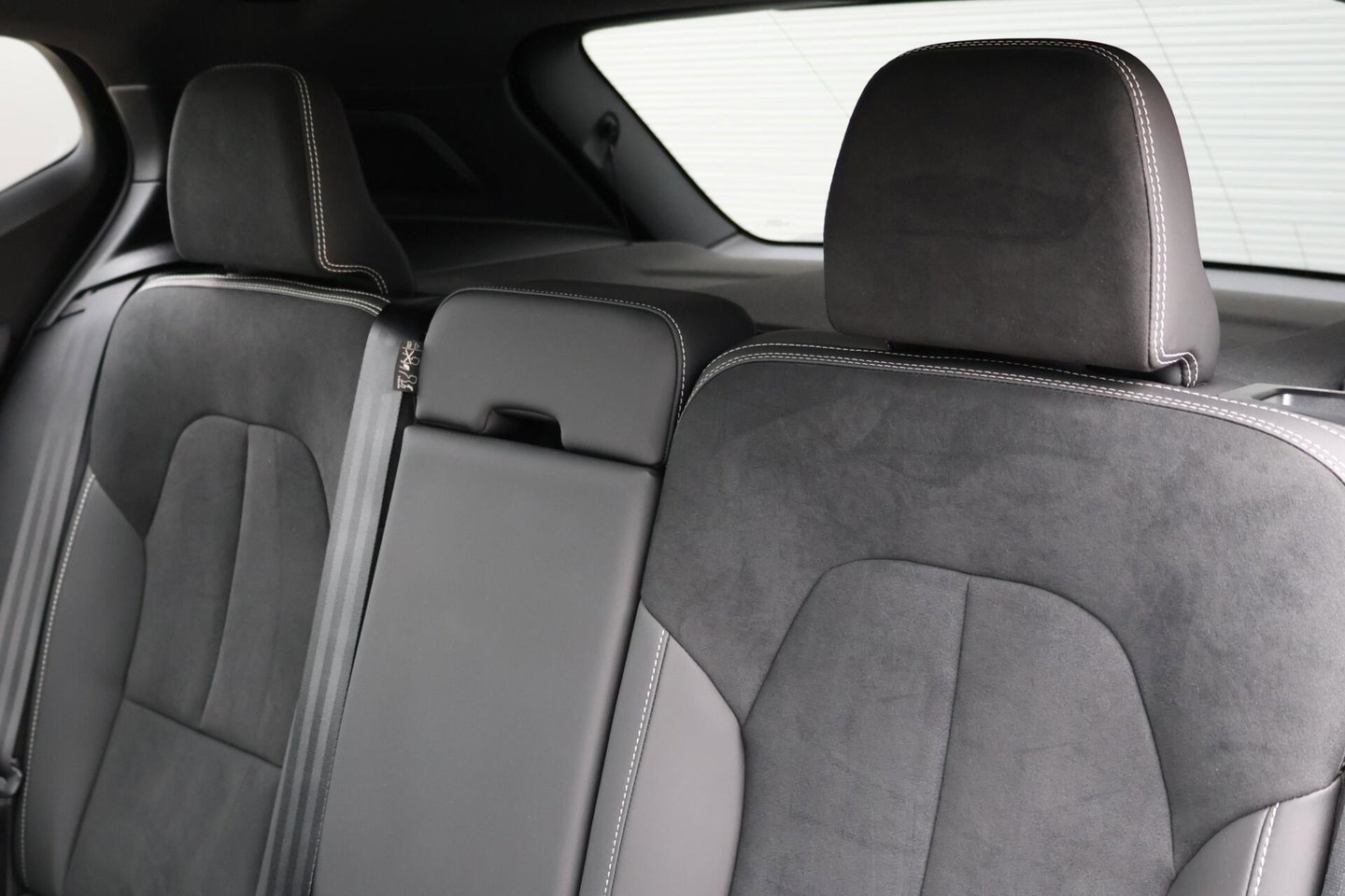 Volvo XC40 2.0 B3 Plus Dark / Panoramadak / Memory Stoelen / Harman Kardon / Keyless-Go / Stuurwielverwarming