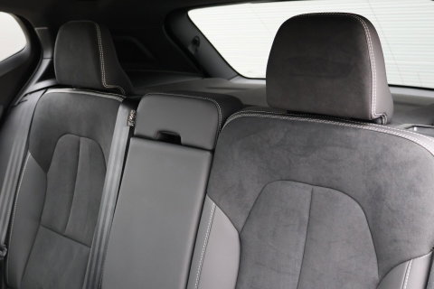 Volvo XC40 2.0 B3 Plus Dark / Panoramadak / Memory Stoelen / Harman Kardon / Keyless-Go / Stuurwielverwarming