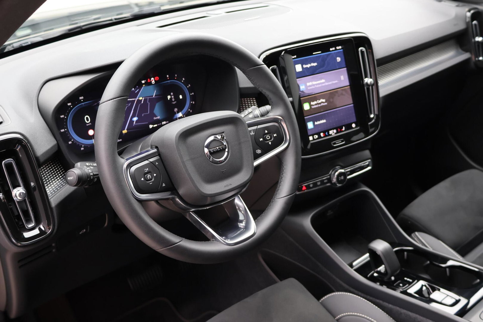 Volvo XC40 2.0 B3 Plus Dark / Panoramadak / Memory Stoelen / Harman Kardon / Keyless-Go / Stuurwielverwarming