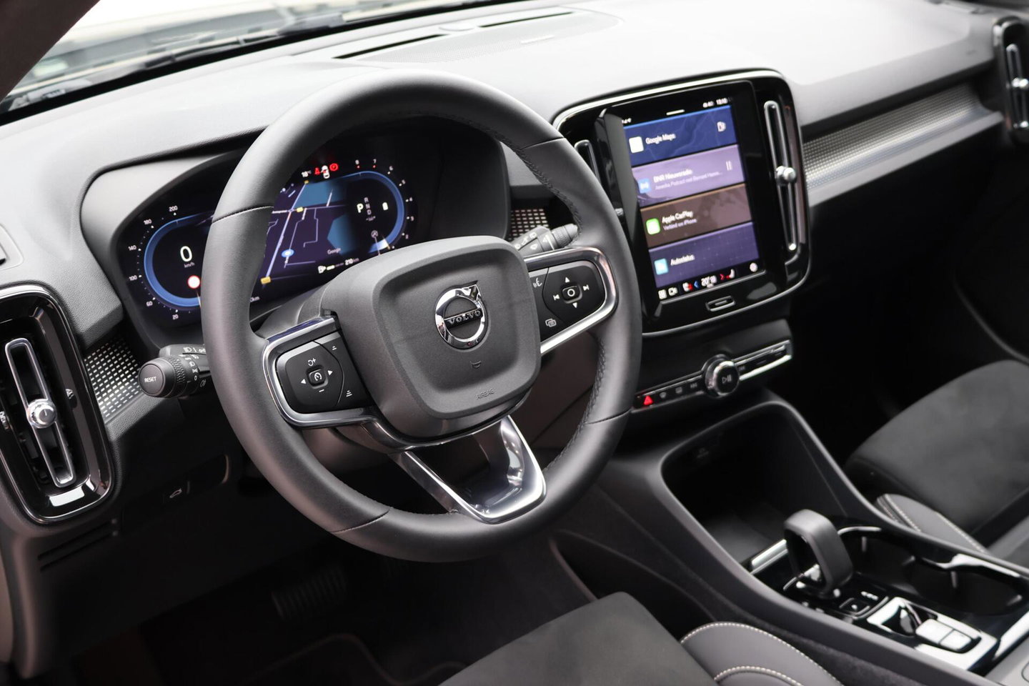 Volvo XC40 2.0 B3 Plus Dark / Panoramadak / Memory Stoelen / Harman Kardon / Keyless-Go / Stuurwielverwarming