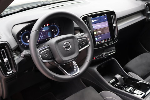 Volvo XC40 2.0 B3 Plus Dark / Panoramadak / Memory Stoelen / Harman Kardon / Keyless-Go / Stuurwielverwarming