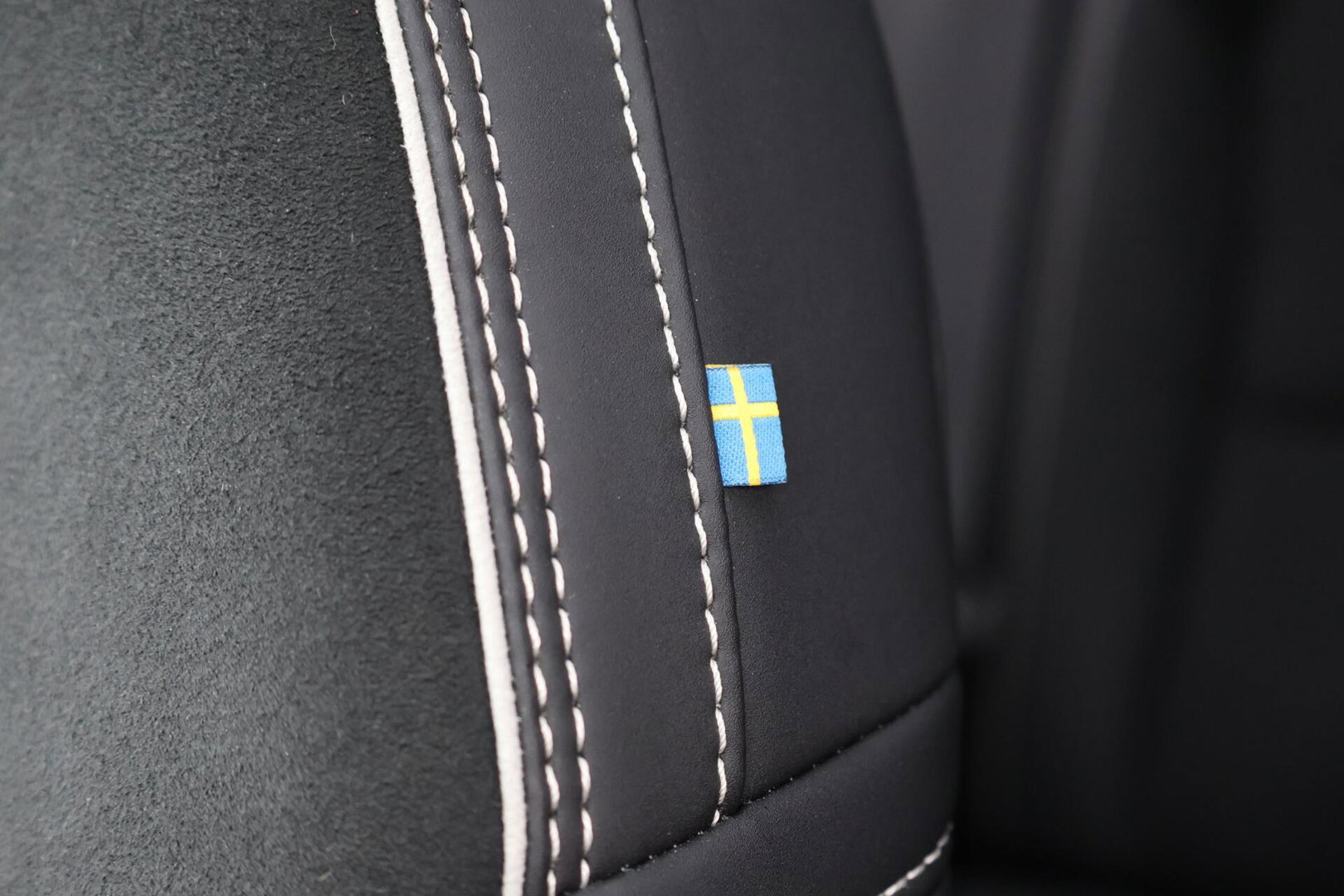 Volvo XC40 2.0 B3 Plus Dark / Panoramadak / Memory Stoelen / Harman Kardon / Keyless-Go / Stuurwielverwarming