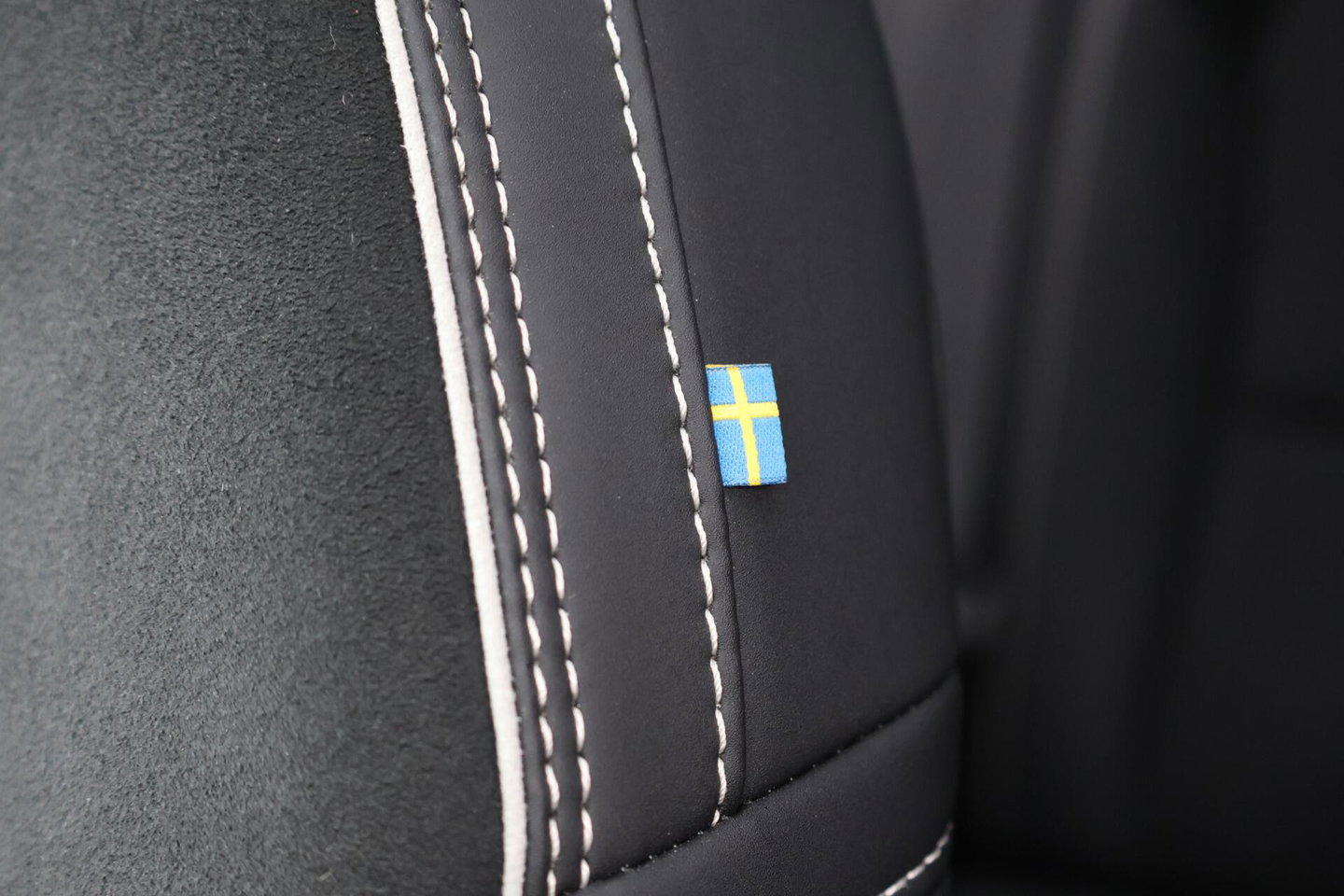 Volvo XC40 2.0 B3 Plus Dark / Panoramadak / Memory Stoelen / Harman Kardon / Keyless-Go / Stuurwielverwarming