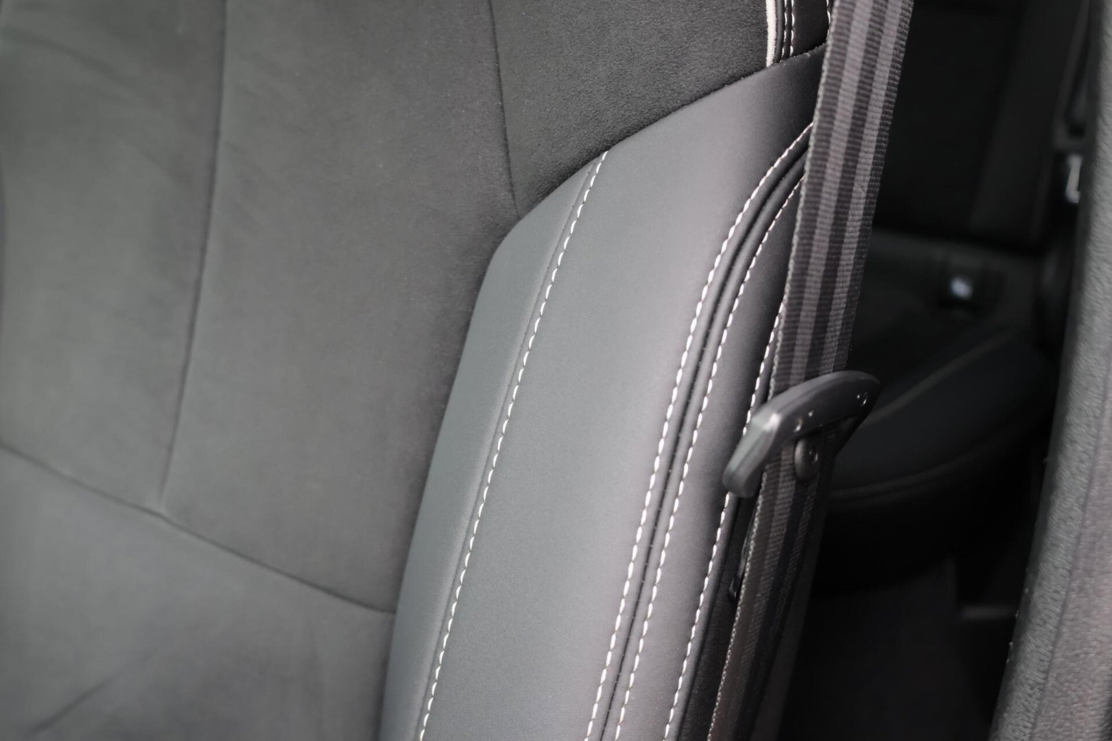 Volvo XC40 2.0 B3 Plus Dark / Panoramadak / Memory Stoelen / Harman Kardon / Keyless-Go / Stuurwielverwarming