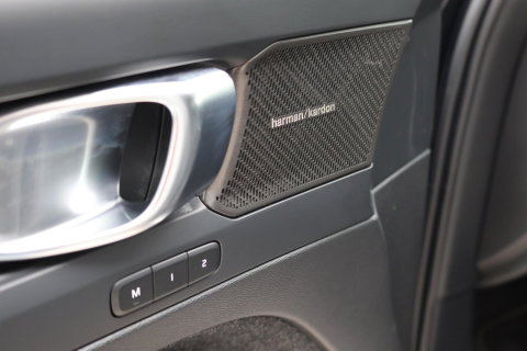 Volvo XC40 2.0 B3 Plus Dark / Panoramadak / Memory Stoelen / Harman Kardon / Keyless-Go / Stuurwielverwarming