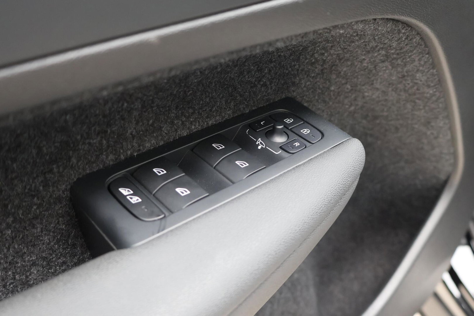 Volvo XC40 2.0 B3 Plus Dark / Panoramadak / Memory Stoelen / Harman Kardon / Keyless-Go / Stuurwielverwarming