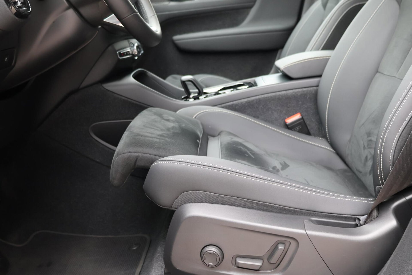 Volvo XC40 2.0 B3 Plus Dark / Panoramadak / Memory Stoelen / Harman Kardon / Keyless-Go / Stuurwielverwarming