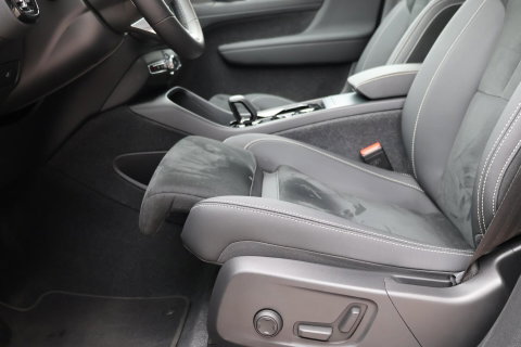 Volvo XC40 2.0 B3 Plus Dark / Panoramadak / Memory Stoelen / Harman Kardon / Keyless-Go / Stuurwielverwarming