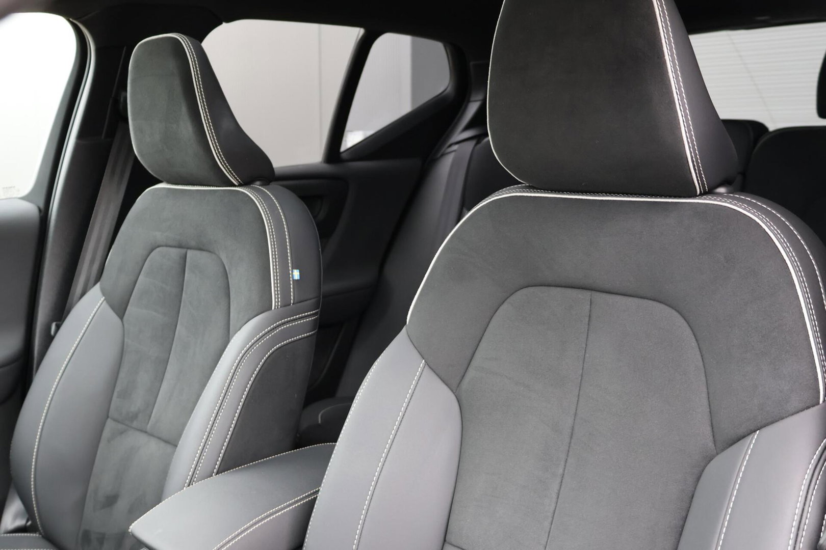 Volvo XC40 2.0 B3 Plus Dark / Panoramadak / Memory Stoelen / Harman Kardon / Keyless-Go / Stuurwielverwarming